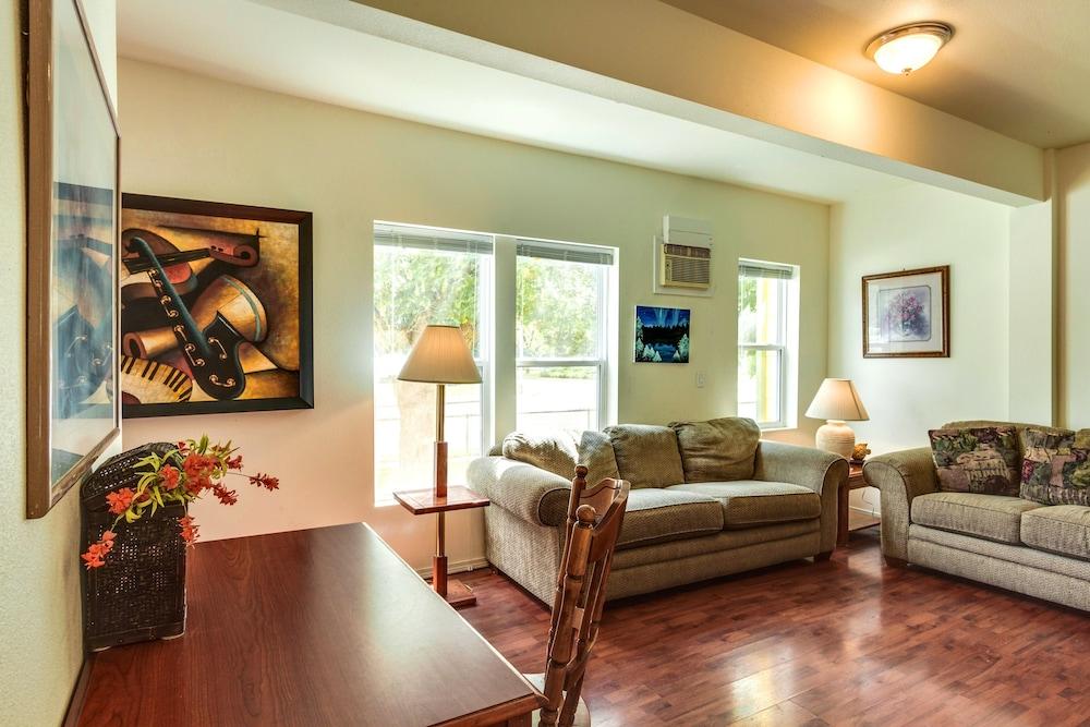 Pet Friendly Maple Leaf Furnished Manor Apartments