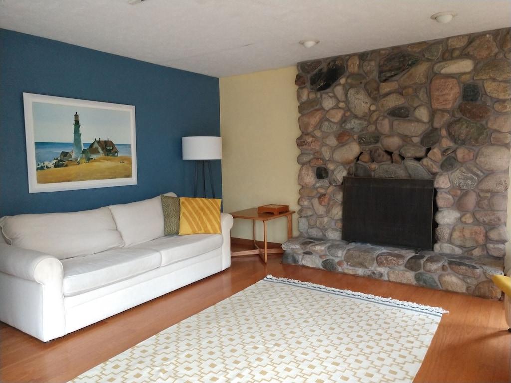 Pet Friendly 5/3 House with Fireplace