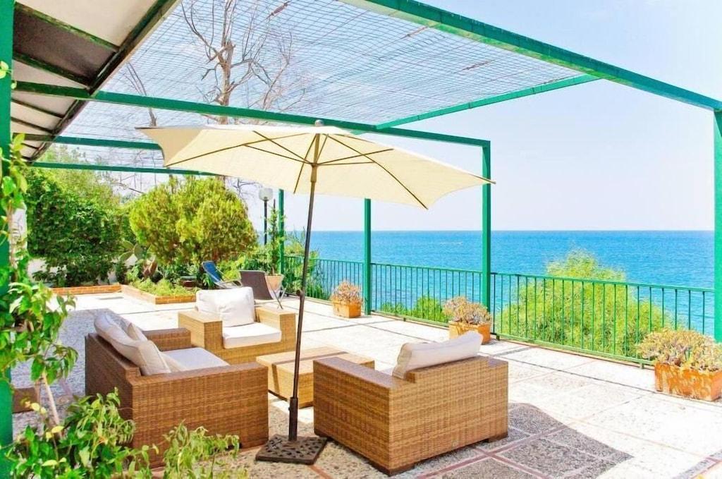 Pet Friendly Feet in the Water Villa with Direct Sea Access