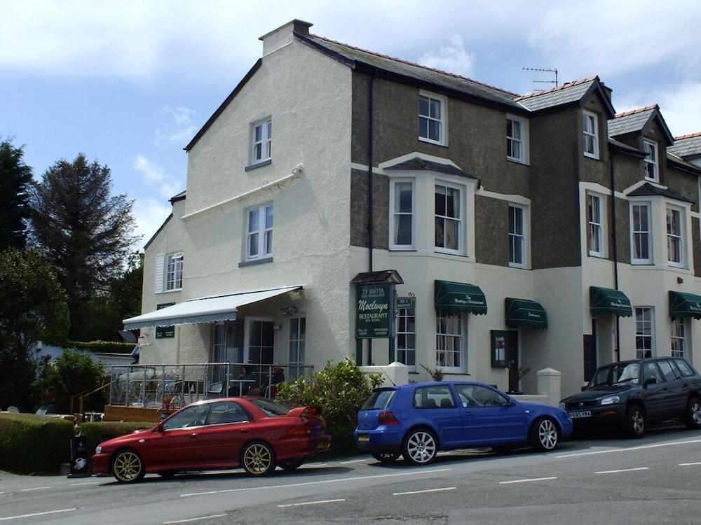 Pet Friendly The Moelwyn Restaurant with Rooms