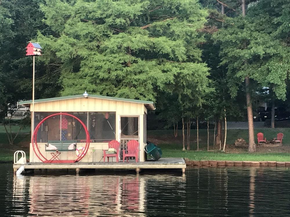 Pet Friendly Vintage Fish Camp Cabin