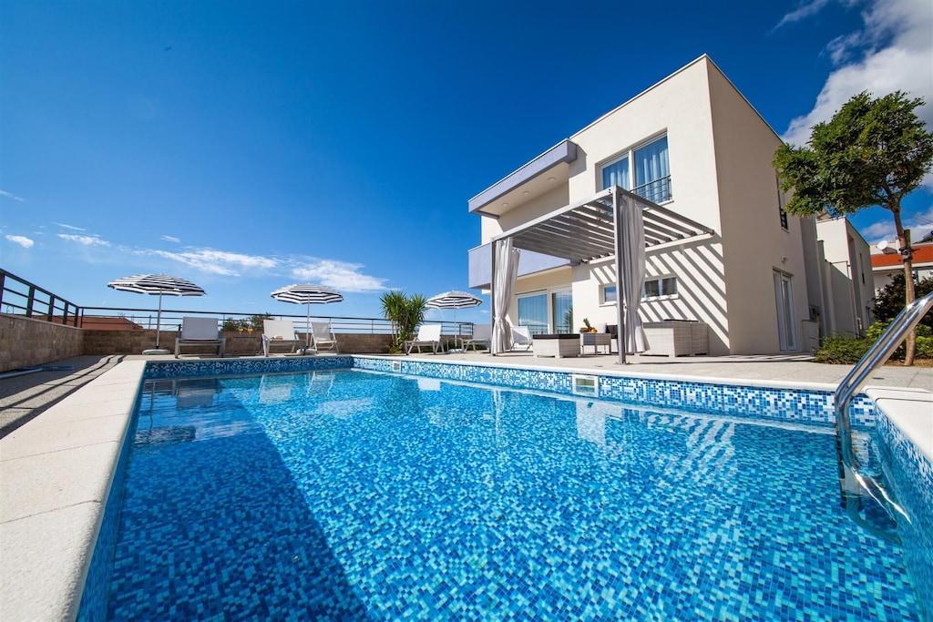 Pet Friendly Luxury Villa Red Silk with Pool