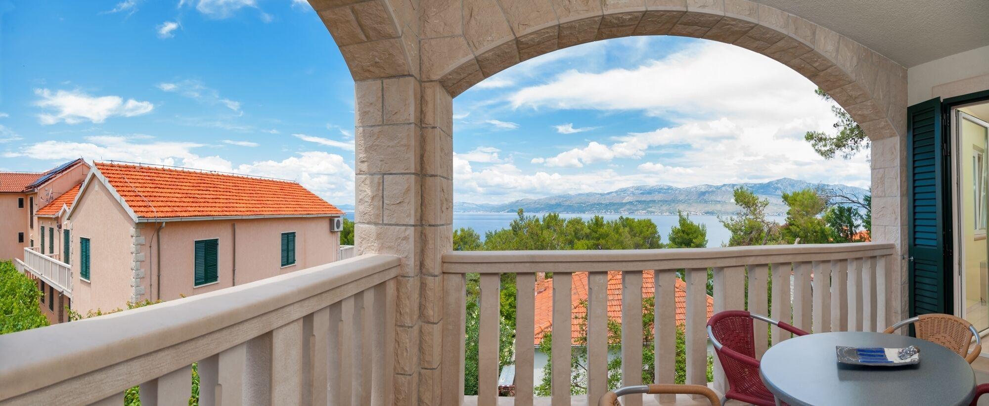 Pet Friendly 2-Bedroom Apartment with Balcony & Sea View