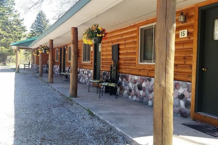Pet Friendly Hilltop Cabins and Motel