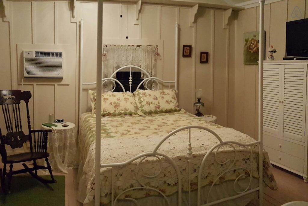 Jefferson Airbnb Rentals Pet Policy