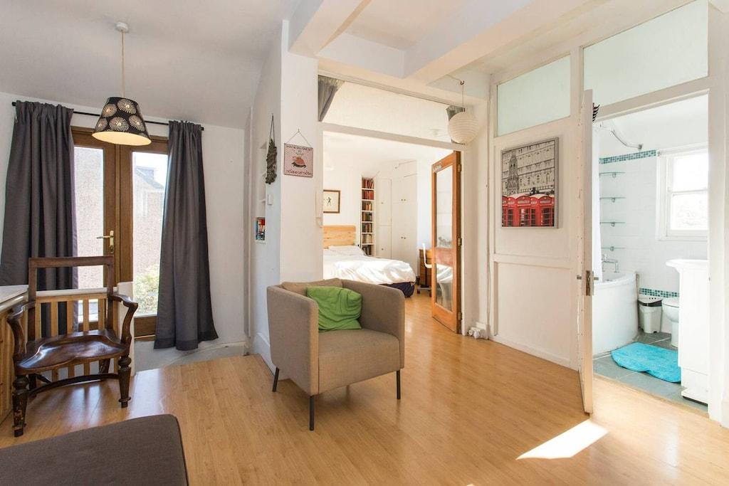 Pet Friendly 3BR Sunny & Airy Penthouse in Hampstead