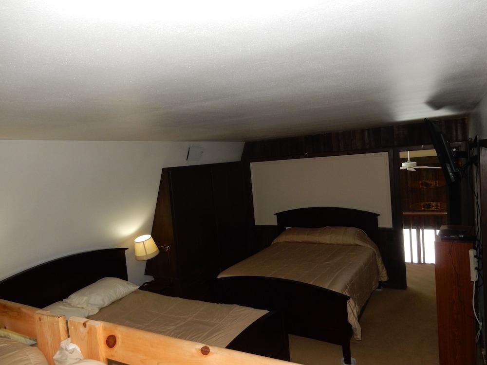 Pet Friendly The Retreat 3BR with Heated Pool & Hot Tub