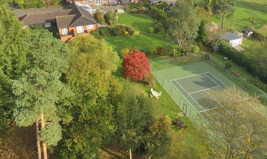 Pet Friendly Rosemary Cottages on Two Acres with Tennis Court