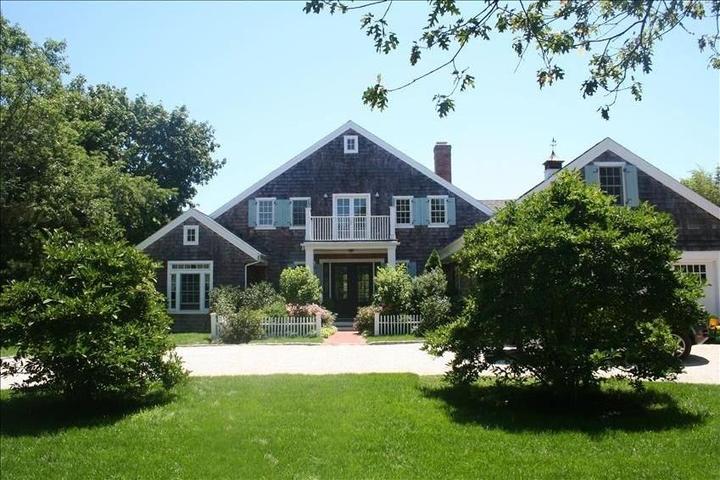 Pet Friendly Spectactular 5-Bedroom Home South of Quogue Street