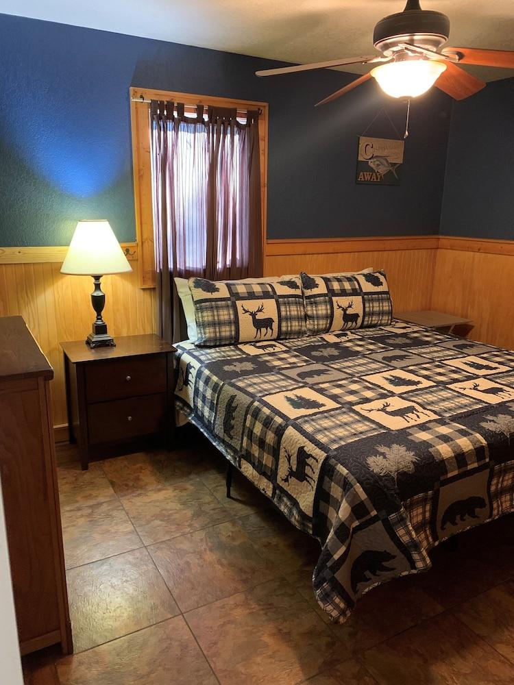 2BR/1BA Cabin in Guntersville Pet Policy