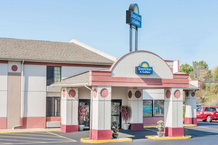 Pet Friendly Days Inn & Suites by Wyndham Youngstown / Girard Ohio