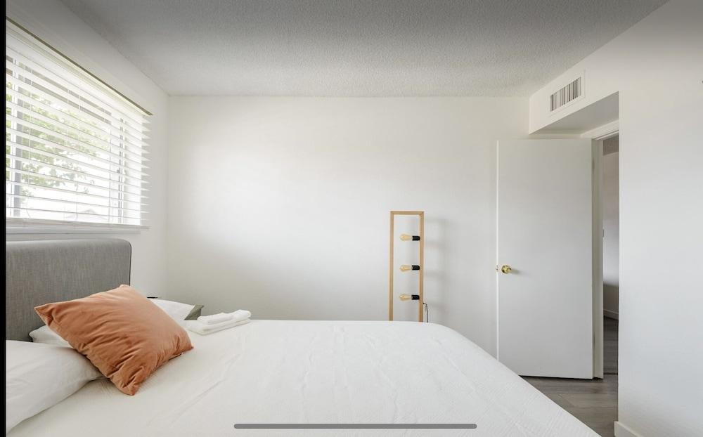 Cozy 3BR Home in Middle Glendale Pet Policy