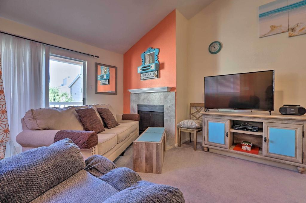 Galveston Island Condo with Pool Pet Policy