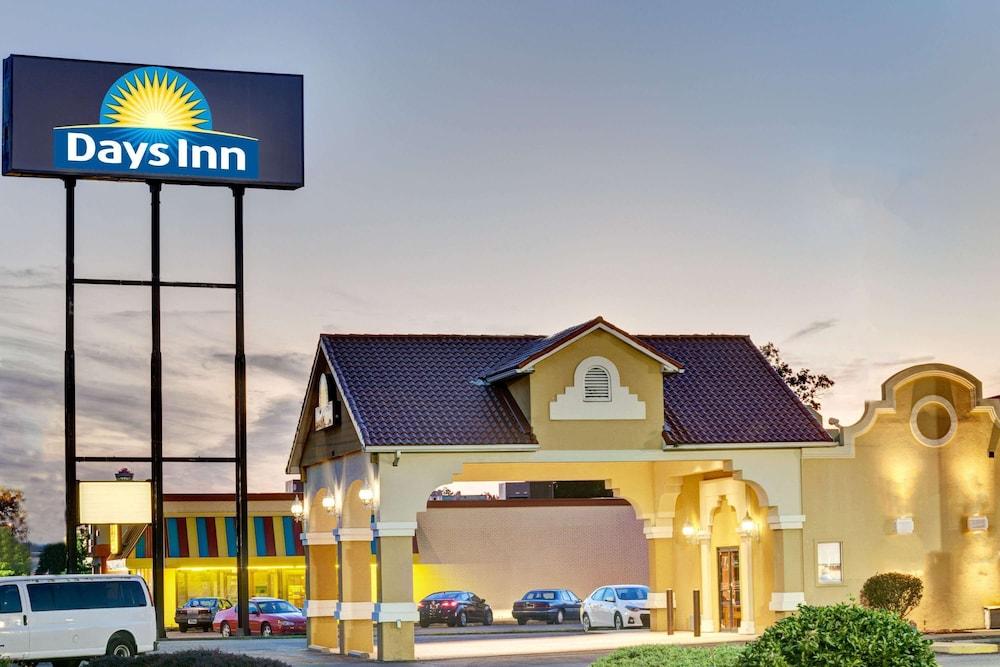 Pet Friendly Days Inn by Wyndham Louisville Airport Fair and Expo Center