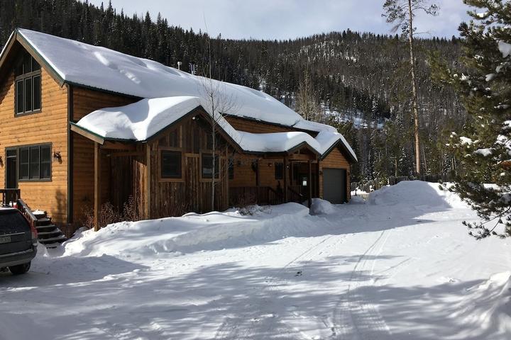 Pet Friendly 4BR House in Quiet Setting Near Hiking & Skiing