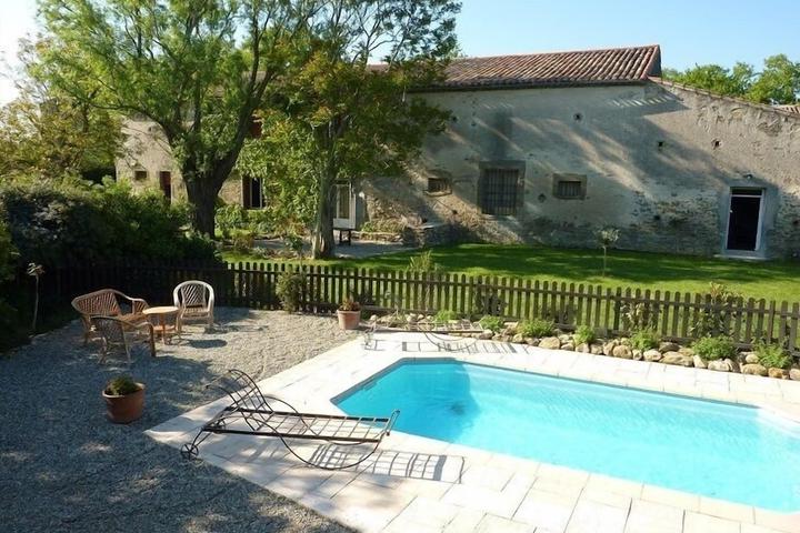 Pet Friendly Cottage with Swimming Pool in the Countryside