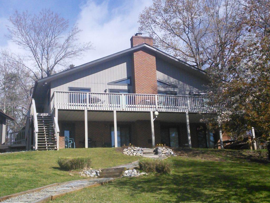 Pet Friendly Vacation Rentals In Moneta Va Bringfido