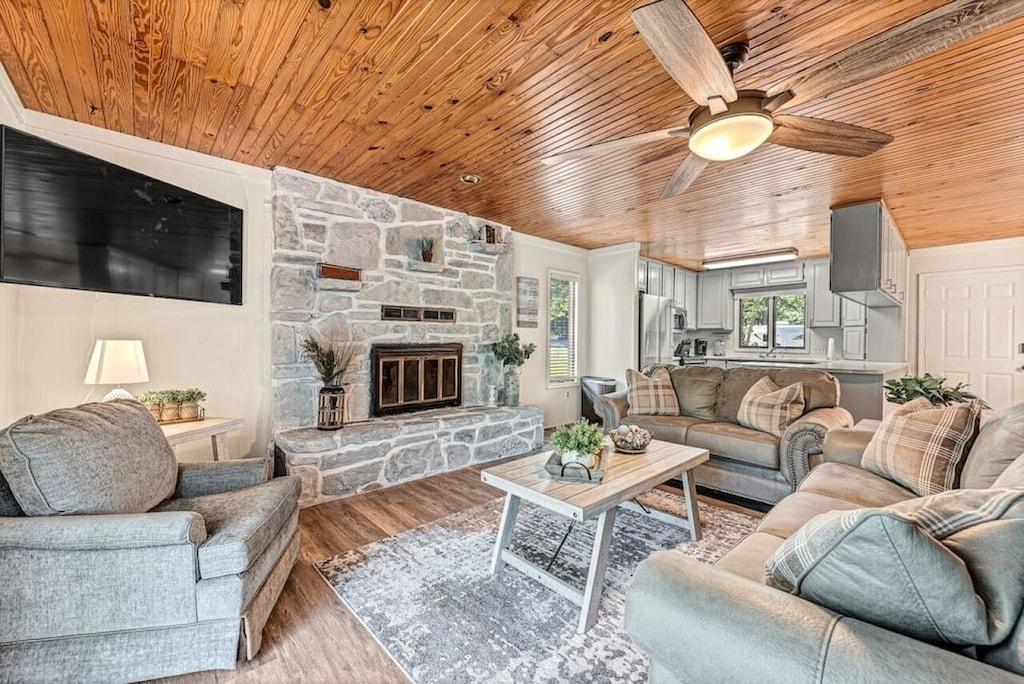 Beaver Lake Hillside Hideaway by Redawning Pet Policy