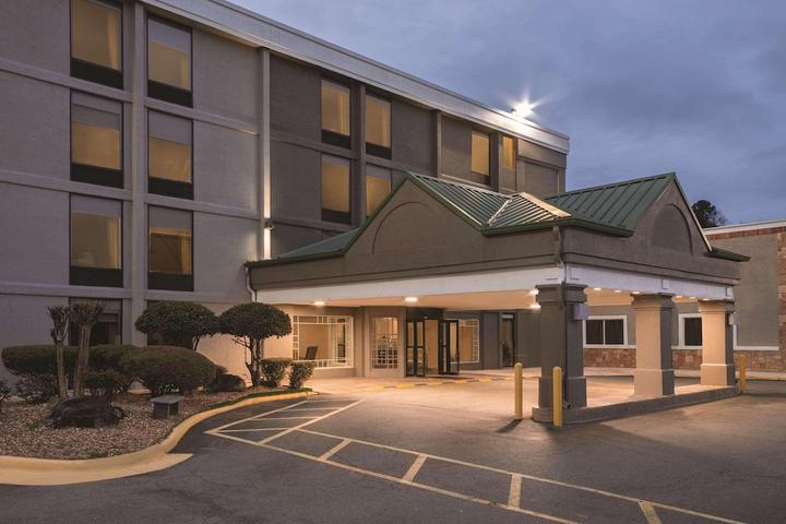 Pet Friendly Country Inn & Suites by Radisson North Little Rock AR