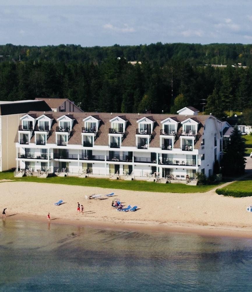 Pet Friendly Quality Inn and Suites Mackinaw City