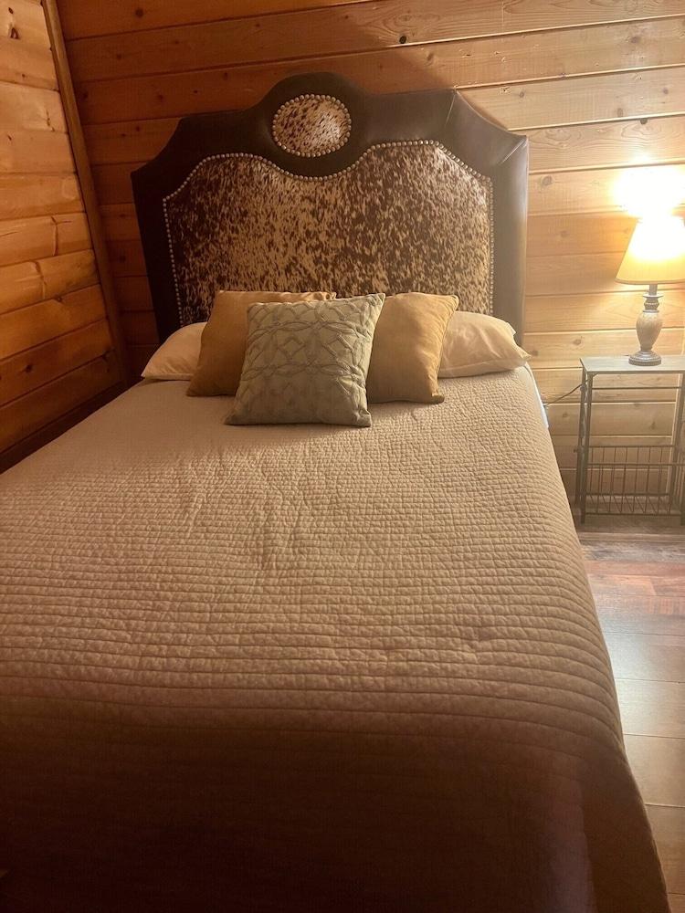 Pet Friendly Private Cabin on Horse Property