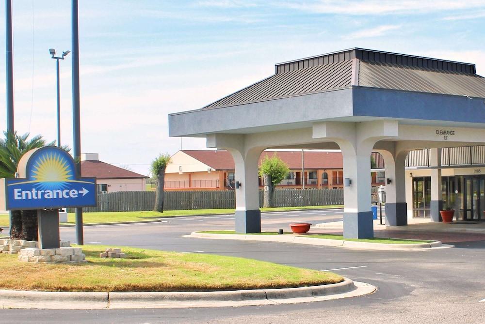 Days Inn by Wyndham Marianna Pet Policy