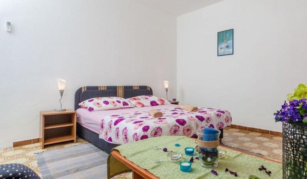 Pet Friendly Lovely Double Bed Room With Balcony and Sea View
