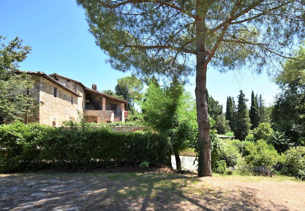 Pet Friendly 5/4 Villa with Swimming Pool