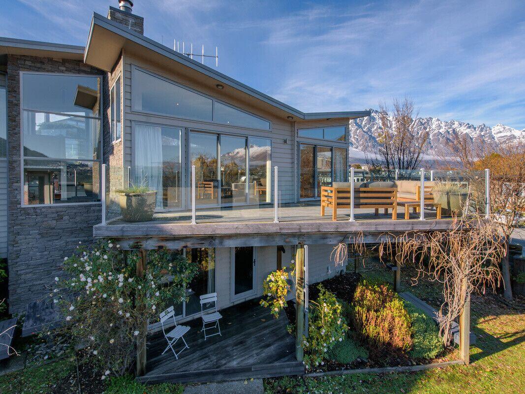 Pet Friendly Lake Views on Yewlett - Queenstown Holiday Home