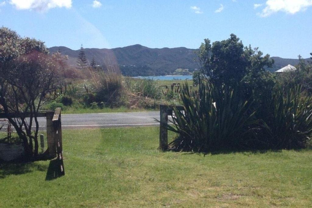 Pet Friendly Tokerau Beach 2/1 Holiday Home with View of Bay