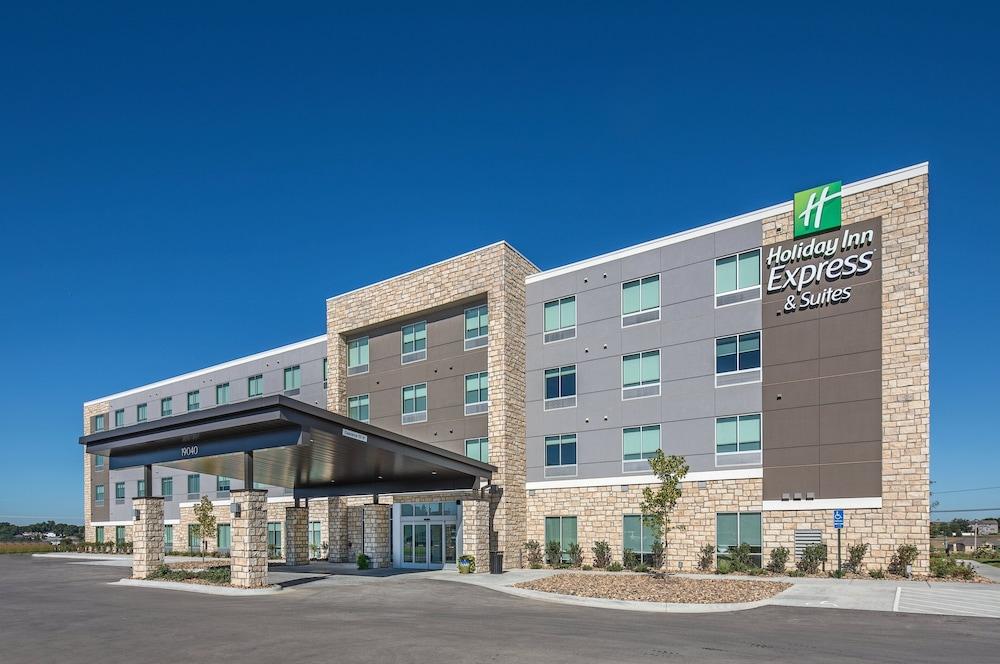Pet Friendly Holiday Inn Express and Suites West Omaha - Elkhorn an IHG Hotel