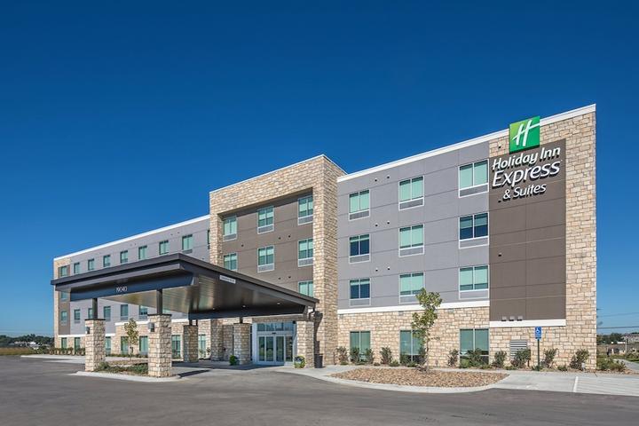 Pet Friendly Holiday Inn Express and Suites West Omaha - Elkhorn an IHG Hotel