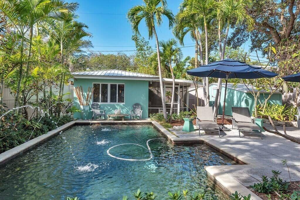 Pet Friendly Charming Studio with Pool 1 Mile to Beach