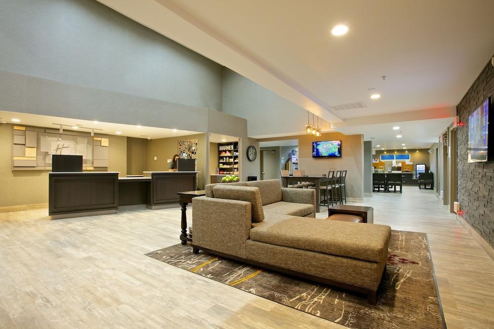 Pet Friendly Holiday Inn Express & Suites Paso Robles an IHG Hotel