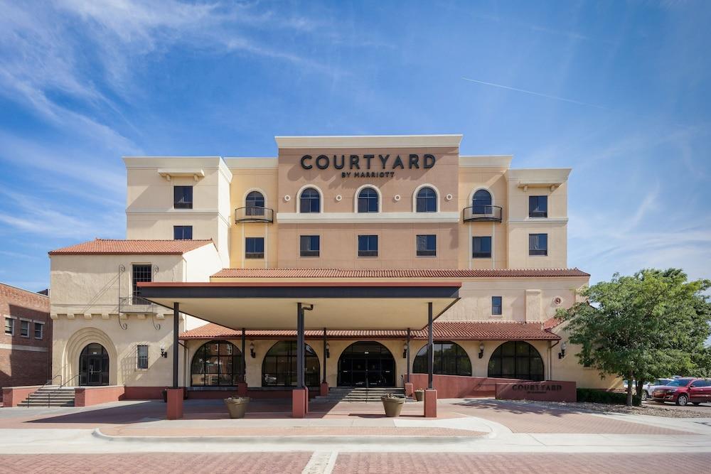 Pet Friendly Courtyard by Marriott Wichita at Old Town