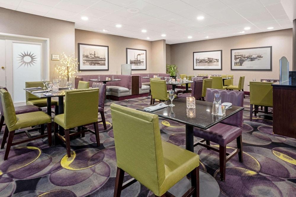 Pet Friendly La Quinta Inn & Suites by Wyndham Tacoma - Seattle