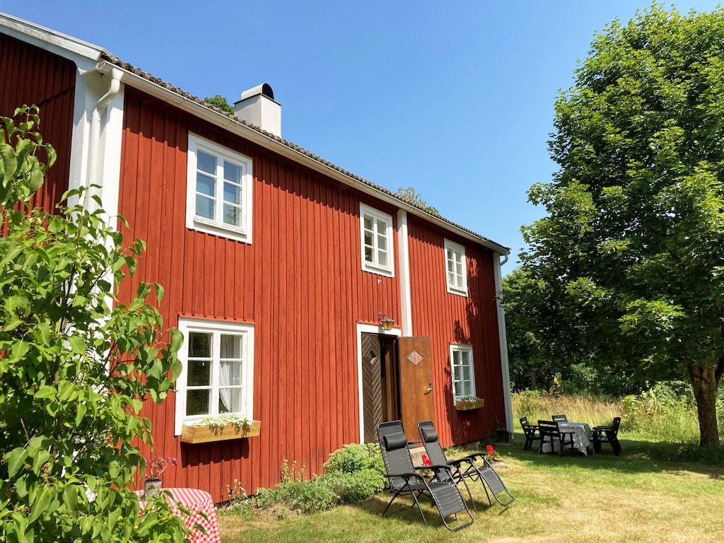 Pet Friendly Nice Holiday Home 100 Meters to Lake Åsnen