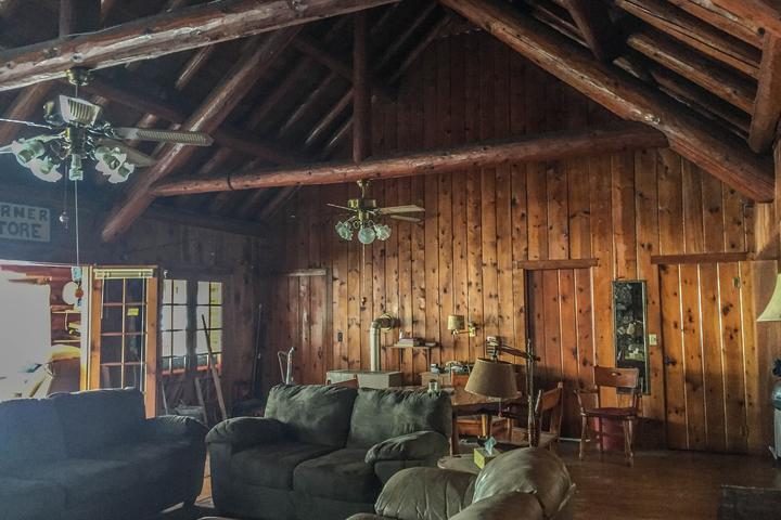 Pet Friendly Nostalgic Lodge Style Log Cabin on Sullivan Lake