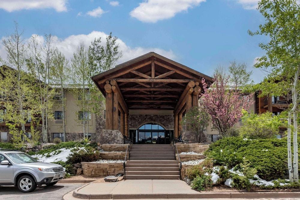 Pet Friendly Comfort Suites Golden West on Evergreen Parkway