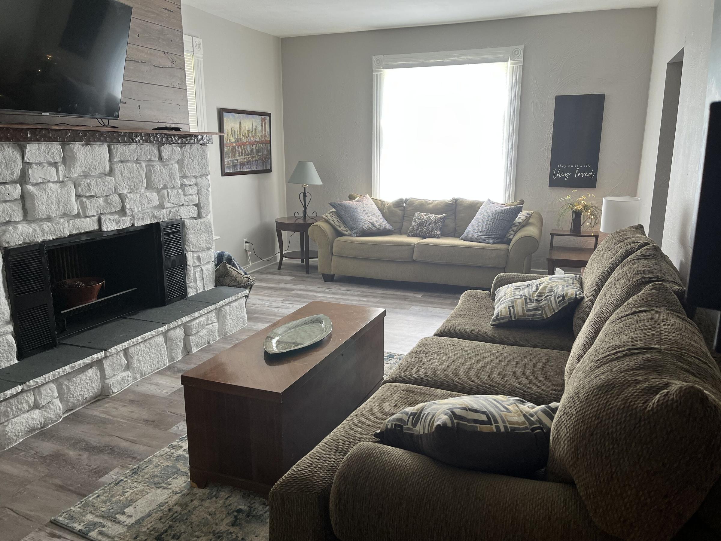 Spacious 3Bedroom Apartment with Fenced Yard Pet Policy