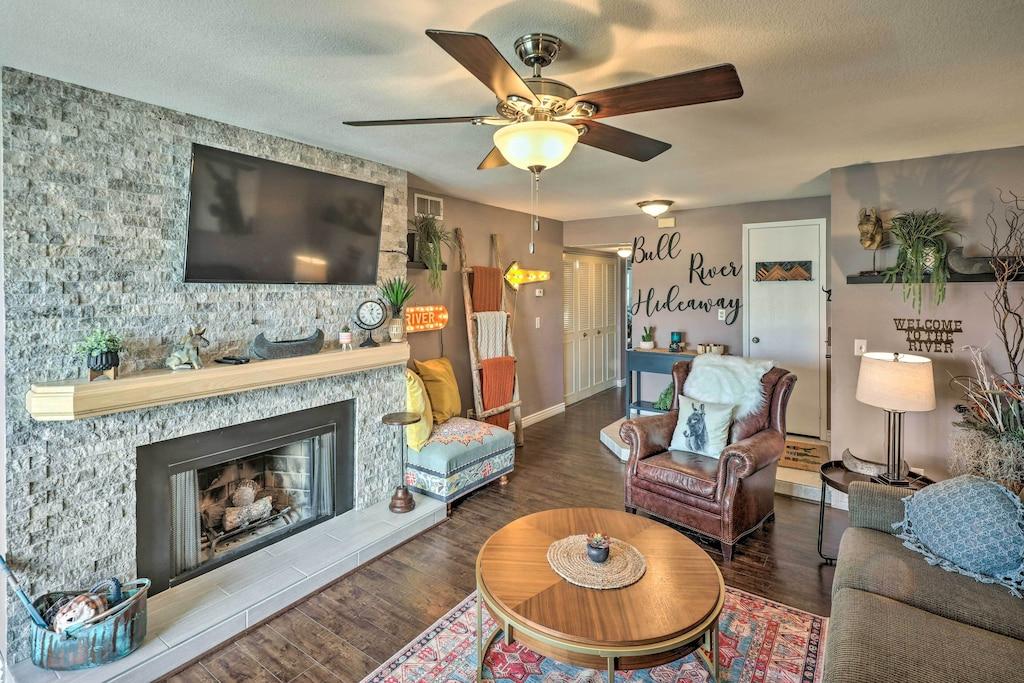 Bullhead City Condo with Direct River Access Pet Policy