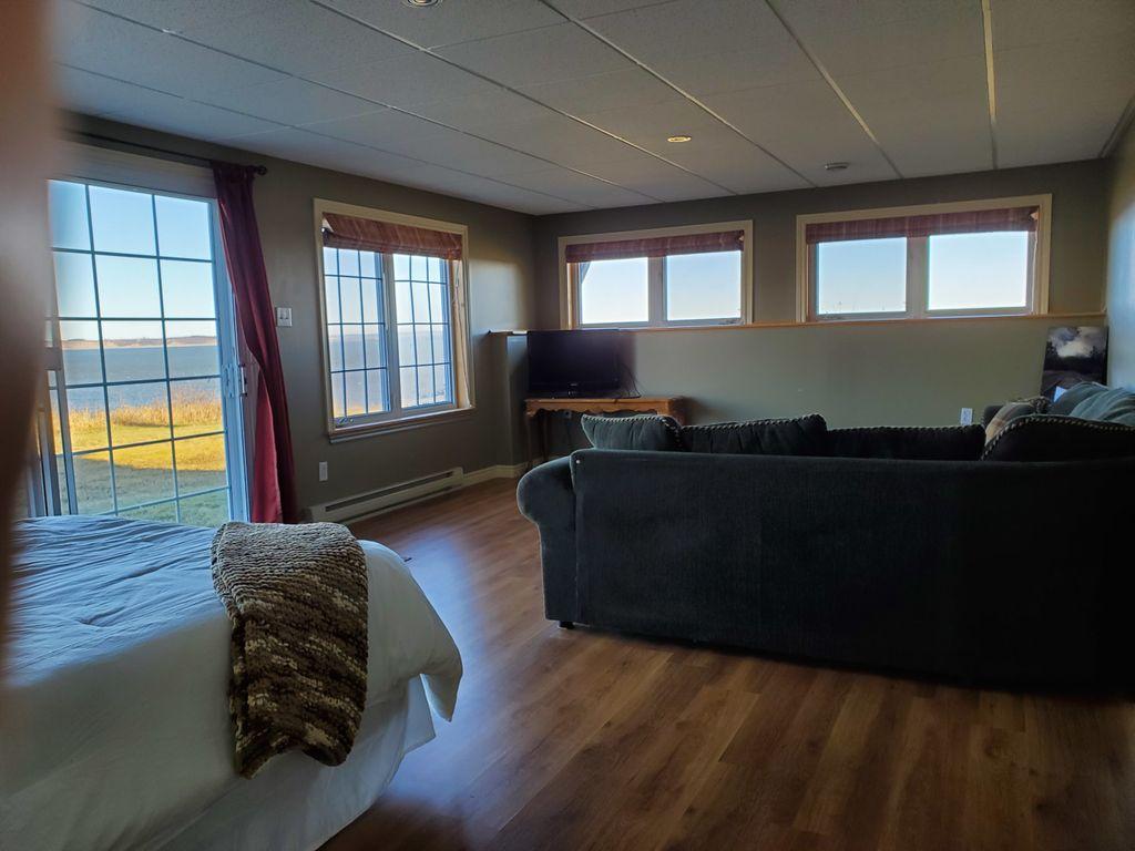 Pet Friendly Bay of Fundy Breeze Executive Oceanfront Home