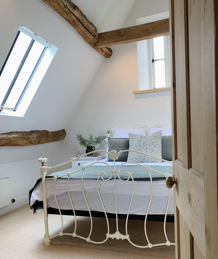 Pet Friendly 17th Century Converted Barn in Cotswolds Stone