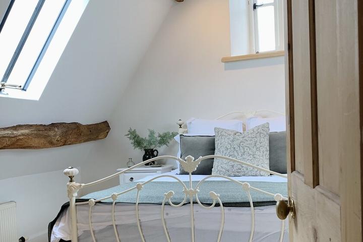 Pet Friendly 17th Century Converted Barn in Cotswolds Stone