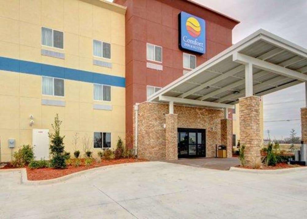 Pet Friendly Comfort Inn & Suites Tulsa I-44 West Rt 66