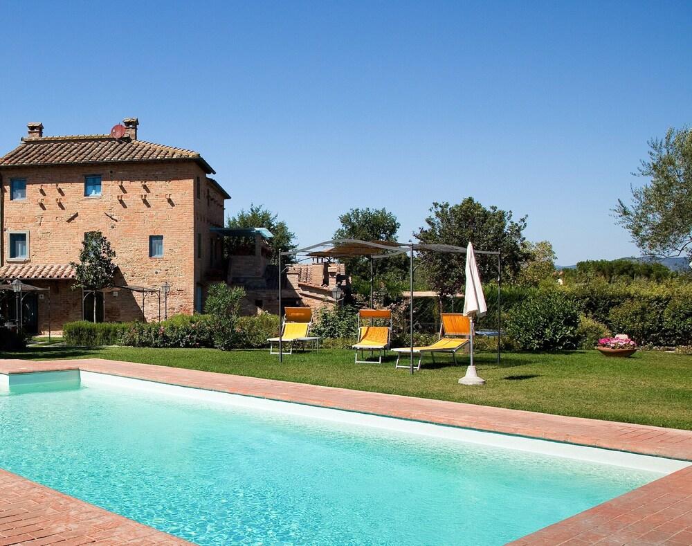 Pet Friendly Traditional Tuscan Manor in the Countryside