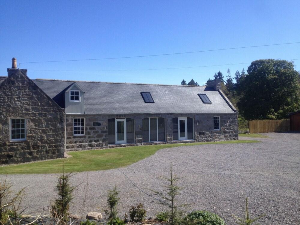 Pet Friendly Beautiful 1-Bedroom Cottage in Ballater
