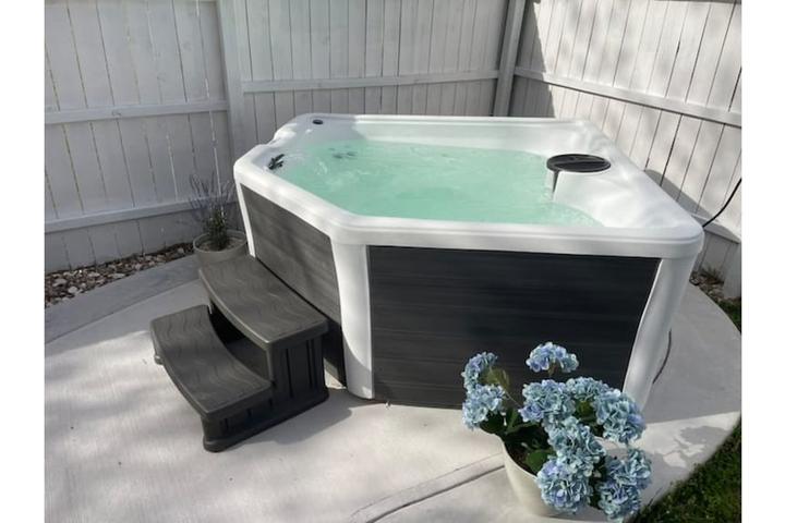 Pet Friendly Peaceful Comfort Home with Hot Tub