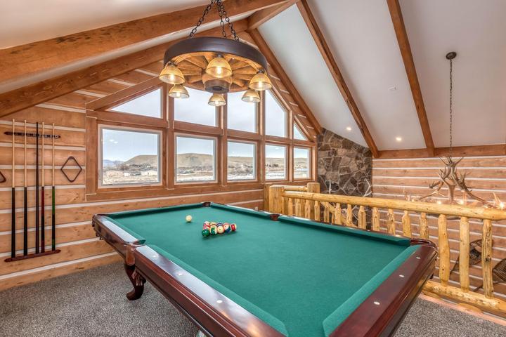Pet Friendly Rustic Retreat - Luxury Log Cabin with Pool Table