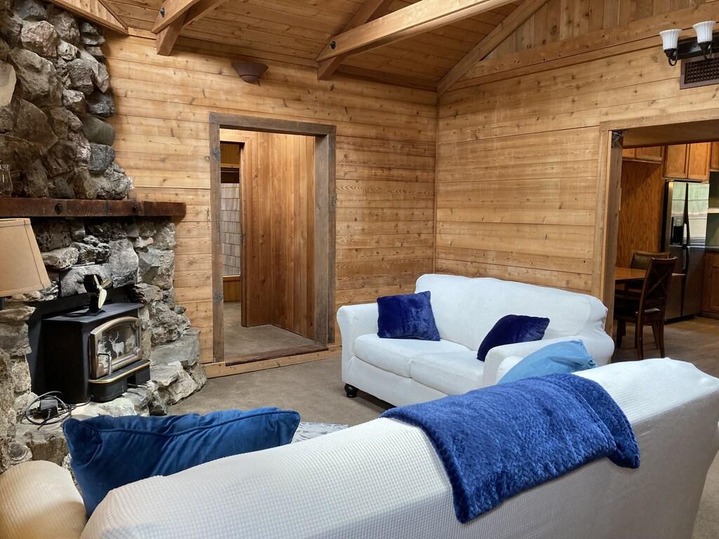 Cozy PetFriendly Cabin in Sacramento Pet Policy